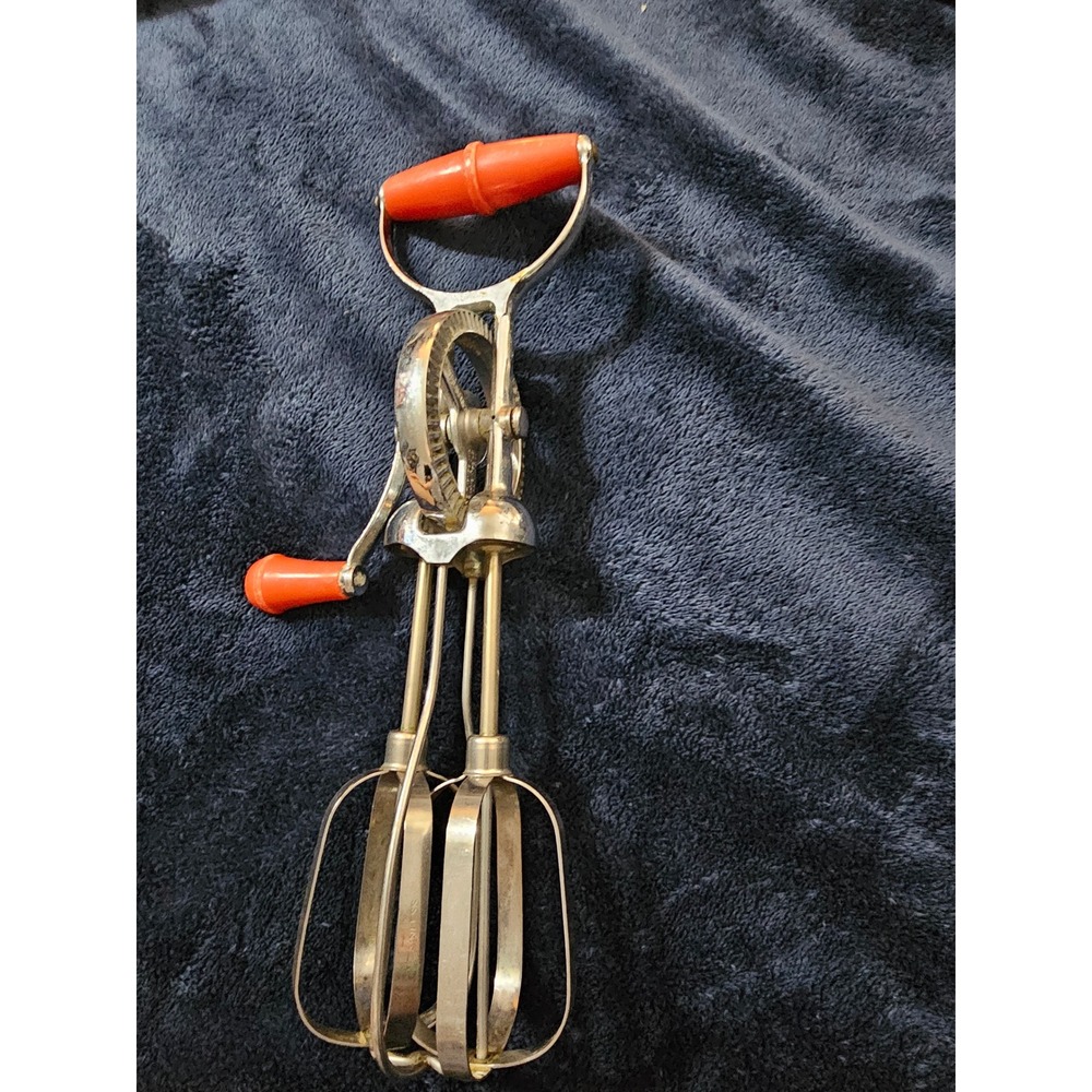 Vintage Turner and Seymour Hand Crank Egg Beater Orange Bakelite Handle USA Made - Picture 4 of 9